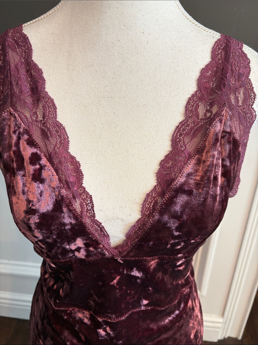 Lace-Trim Velvet Mini Dress in plum - Picture 2 of 9